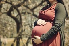 mujer embarazada paseo