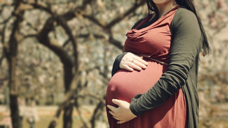 mujer embarazada paseo