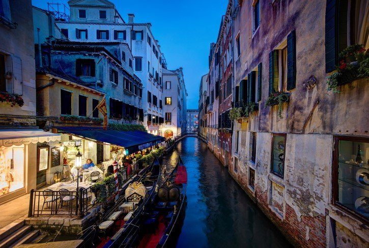 cena en Venecia gondola y restaurante