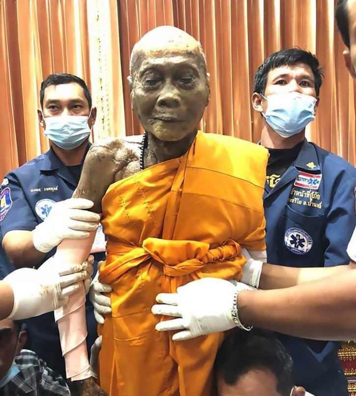 monje budista muerto sonrie