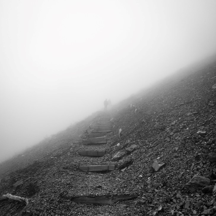 Escaleras montaña neblina