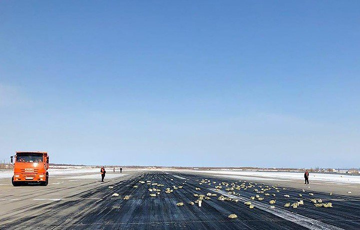 Lingotes de oros en la pista de aterrizaje