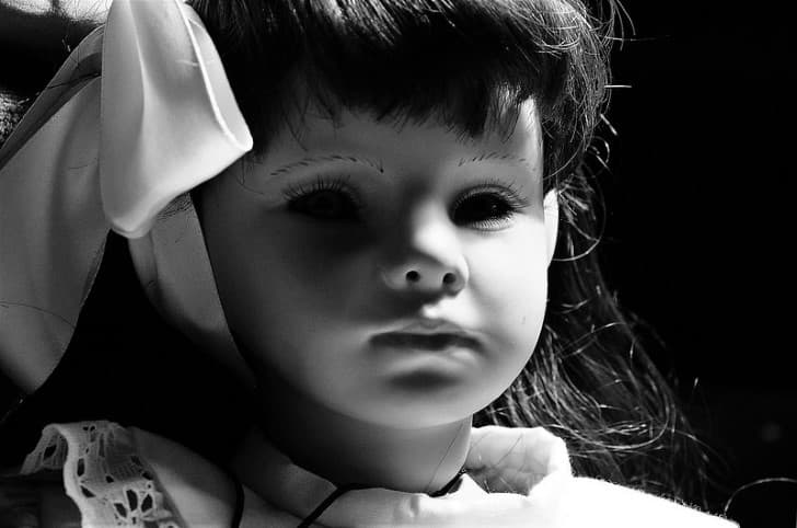 muñeca aterradora ojos negros