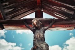 cristo de madera en la cruz