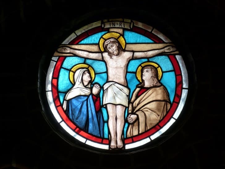 jesus en la cruz vitral