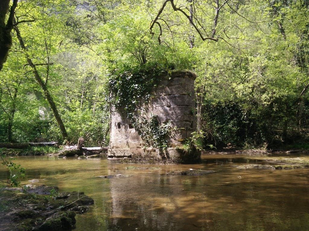 ruinas en el río Dourdou