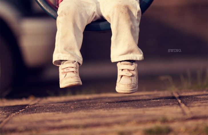 zapatos de un niño en un columpio