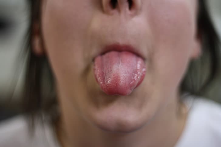persona sacando la lengua
