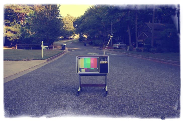 tv a color en el vecindario