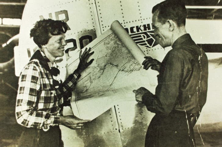 Amelia Earhart revisando unos planos