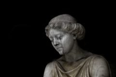 estatua mujer triste
