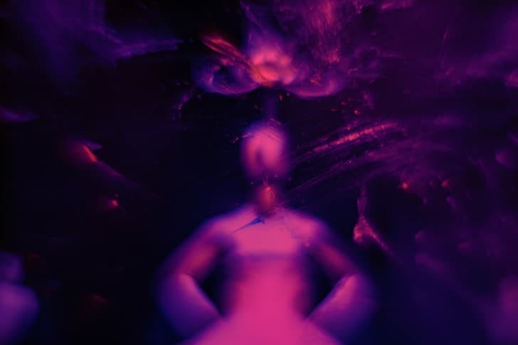 figura abstracta ambiente purpura
