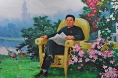 Kim Jong Il sentado en un jardin