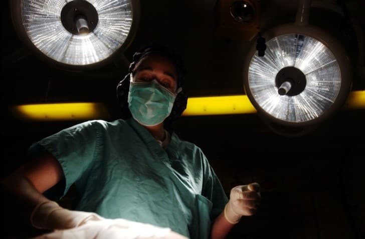 cirujano en un quirofano operando