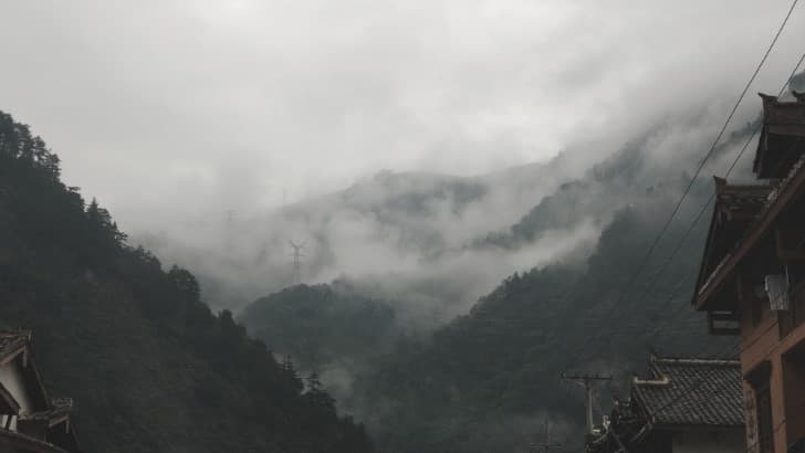 montañas llenas de nieble en china poblado(1)