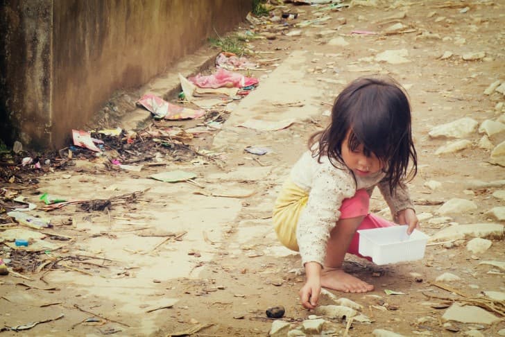 niña pequeña jugando en la calle