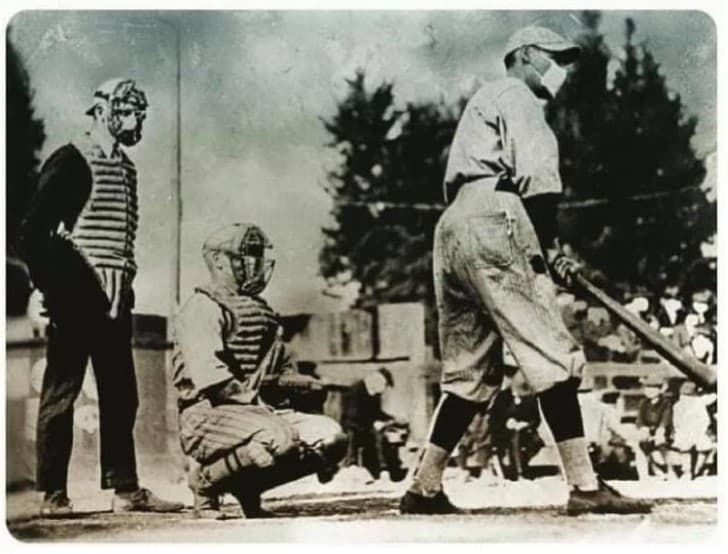 jugadores de beisbol con cubrebocas durante la Gripe Española de 1918(1)