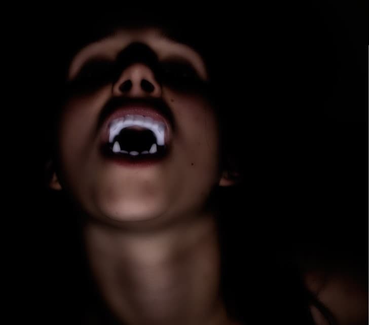 vampiro en la oscuridad