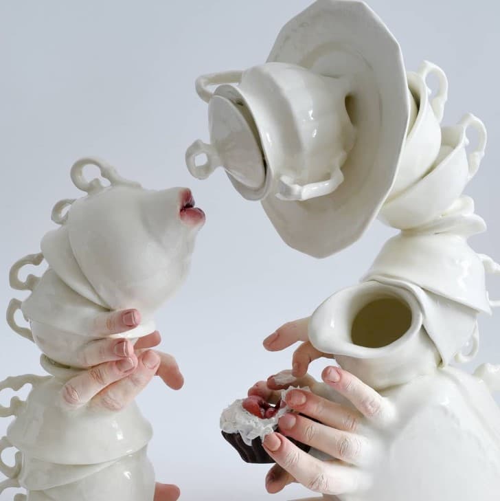 escultura cerámica con manos bocas y dedos (3)