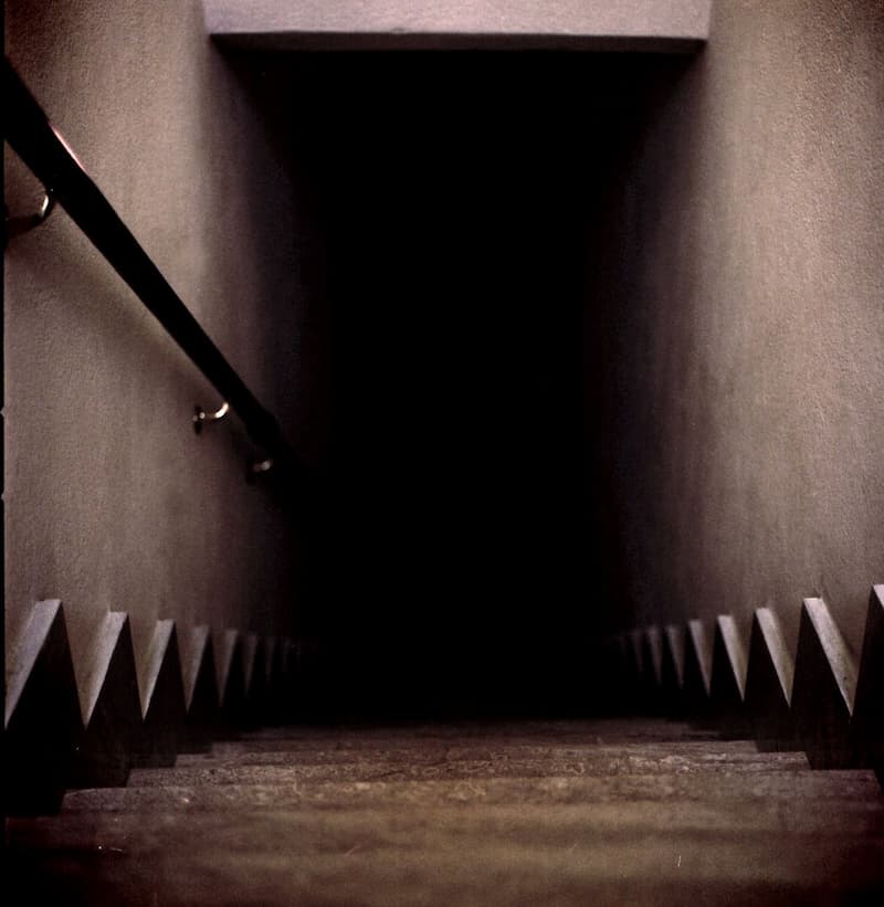 sotano oscuro escaleras