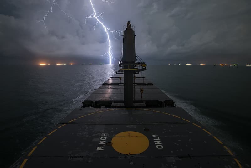 embarcacion en medio de una tormenta(1)