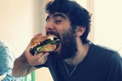 hombre comiendo una hamburguera