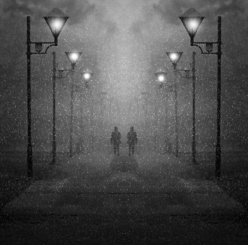 hombres caminando en la oscuridad