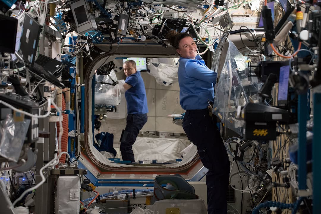astronautas en el espacio