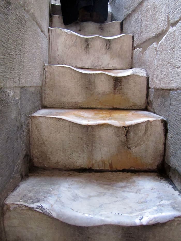 escaleras de pisa desgastadas
