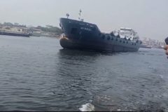 Carguero arrastra pequeña embarcación con 50 pasajeros en Bangladesh