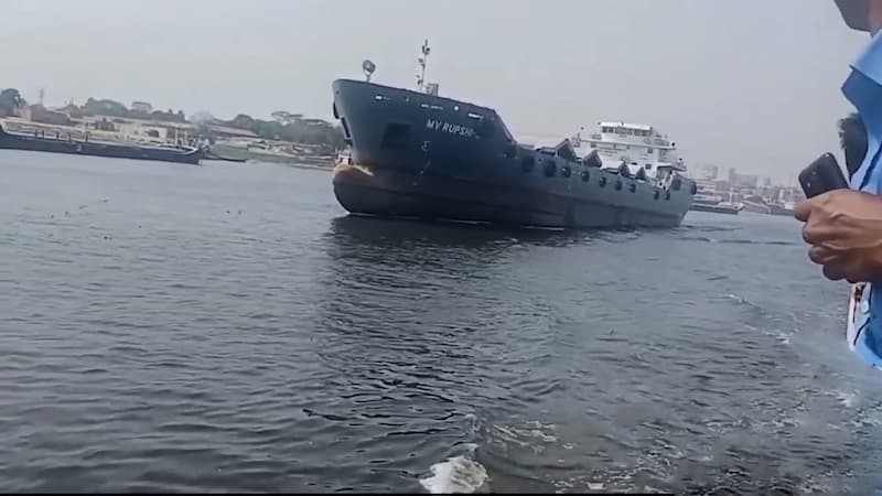 Carguero arrastra pequeña embarcación con 50 pasajeros en Bangladesh(1)