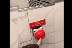 botón rojo en el baño restaurante