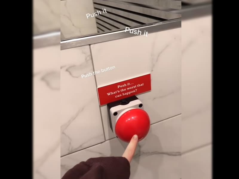 botón rojo en el baño restaurante(1)