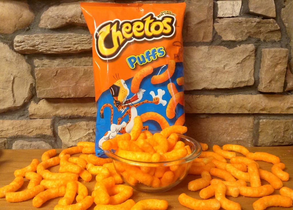 bolsa de cheetos azules