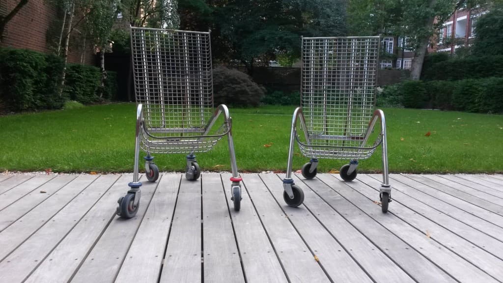 sillas de jardon hechas de carritos de supermercado