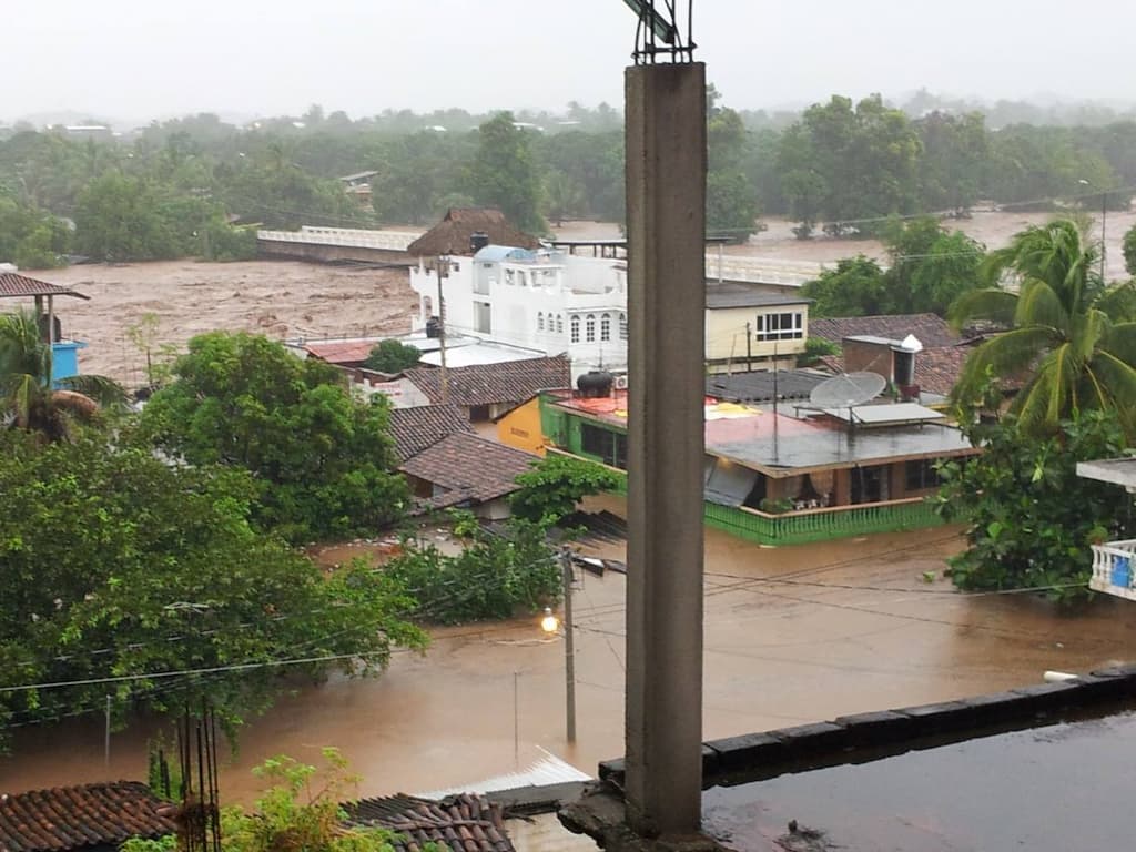 rio petatlan inundaciones huracan manuel