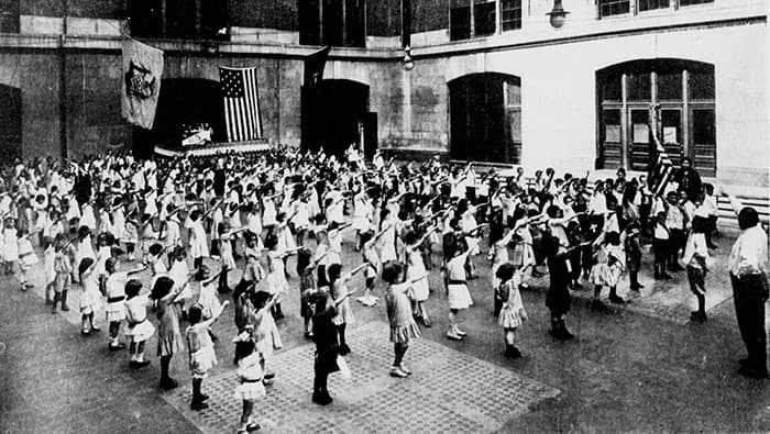 alumnos estadounidenses saludando a la bandera