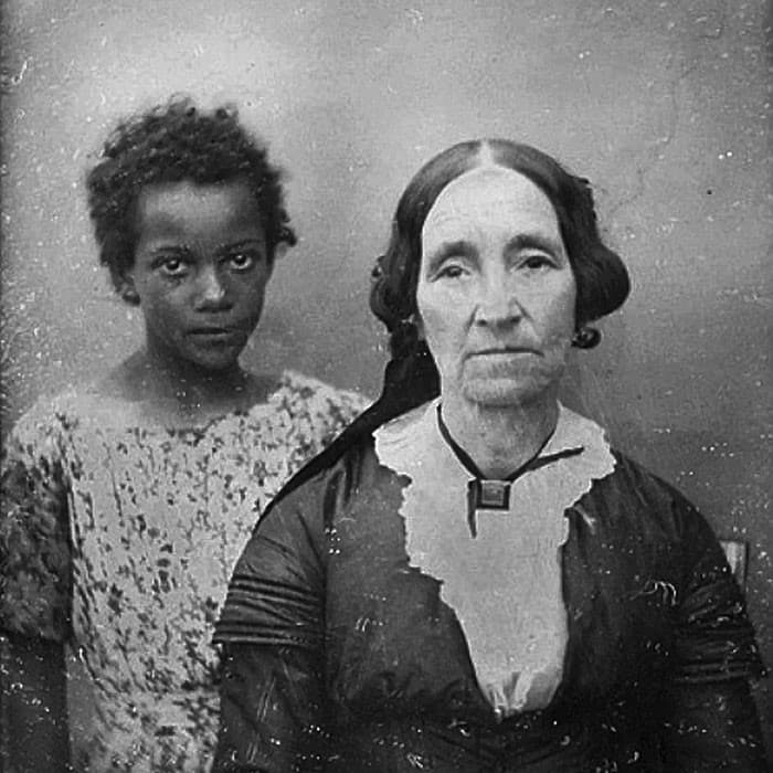 mujer se toma una foto con su esclava