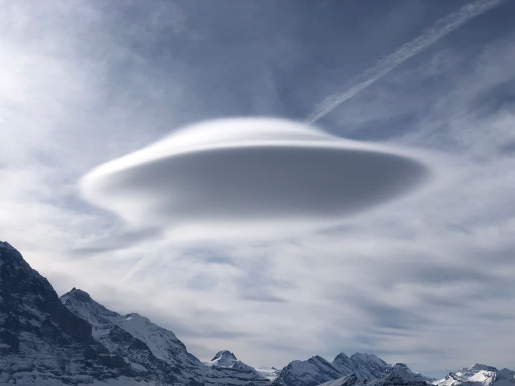 nube lenticular con forma de ovni