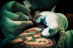 Tinta para tatuajes puede contener químicos nocivos(1)