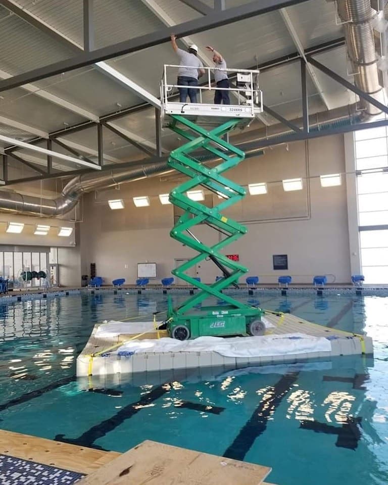 elevador mecanico en medio de una piscina