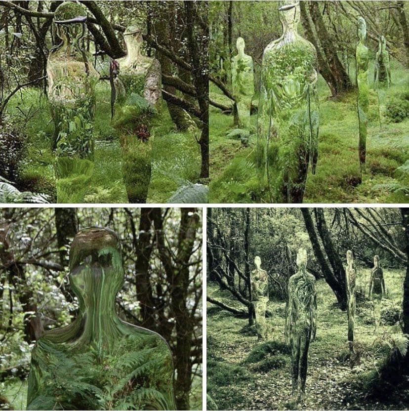 esculturas de espejos humanoides en el bosque
