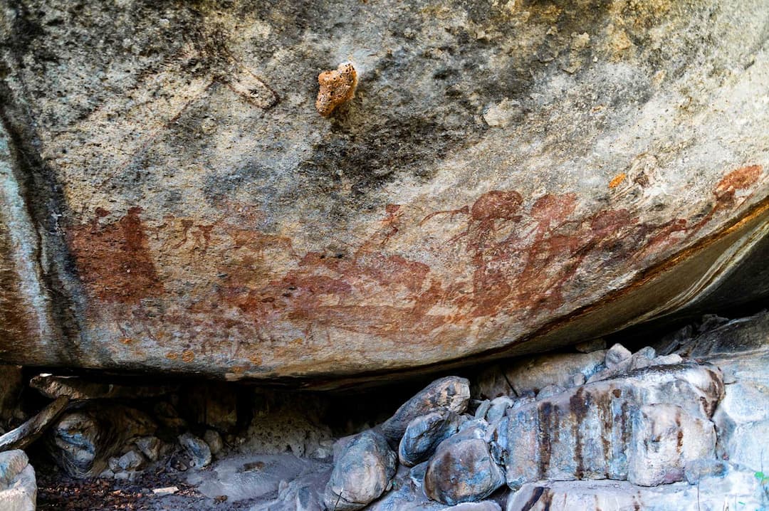 Pinturas rupestres en Tanzania muestran extranas figuras antropomorficas