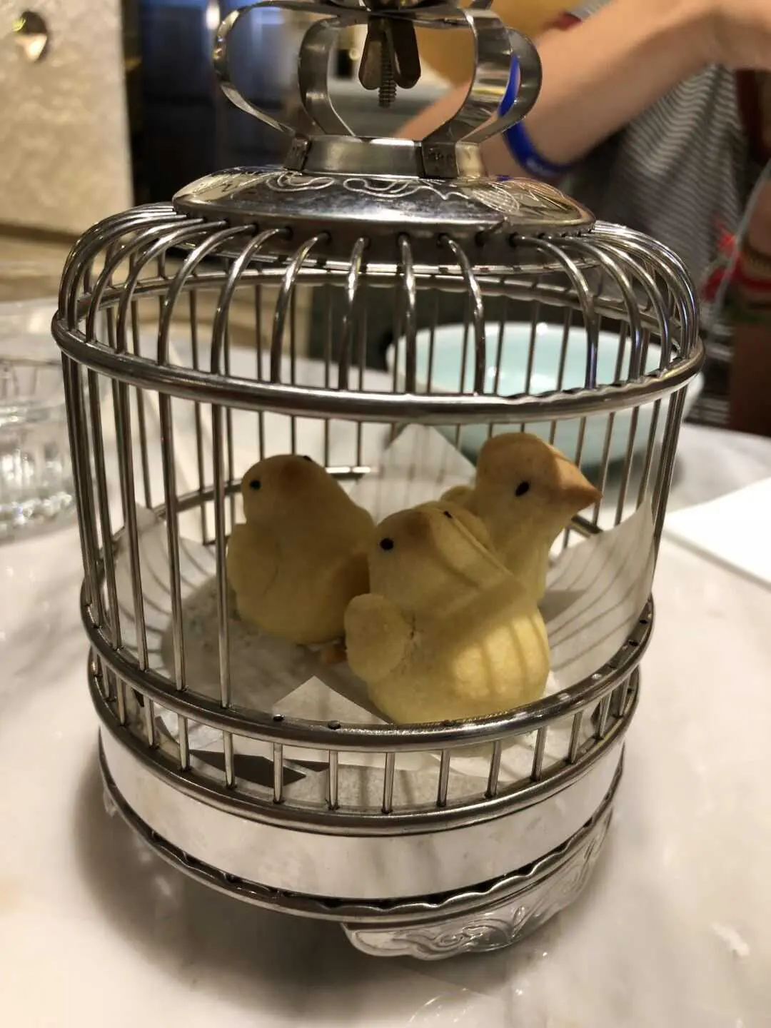 bollos de pollo servidos en una jaula
