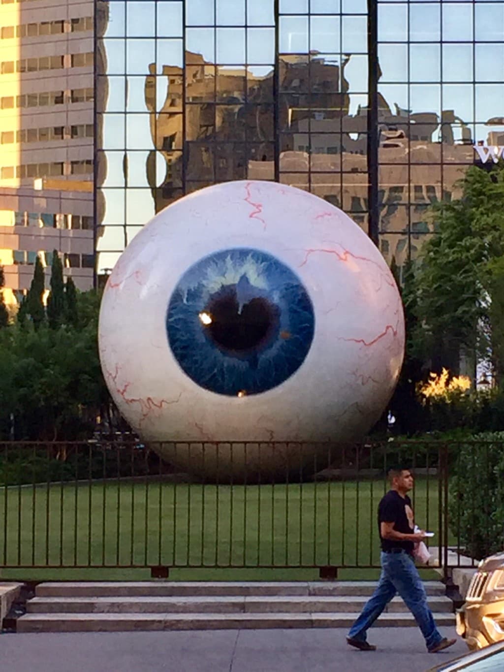 escultura de ojo gigante en texas